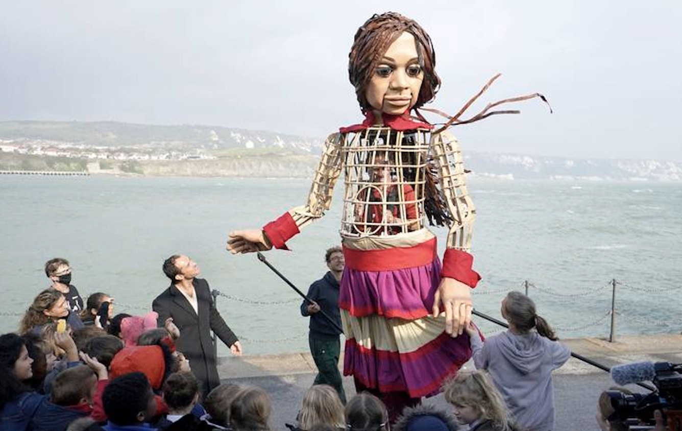 Cathedrals welcome refugee puppet, Little Amal